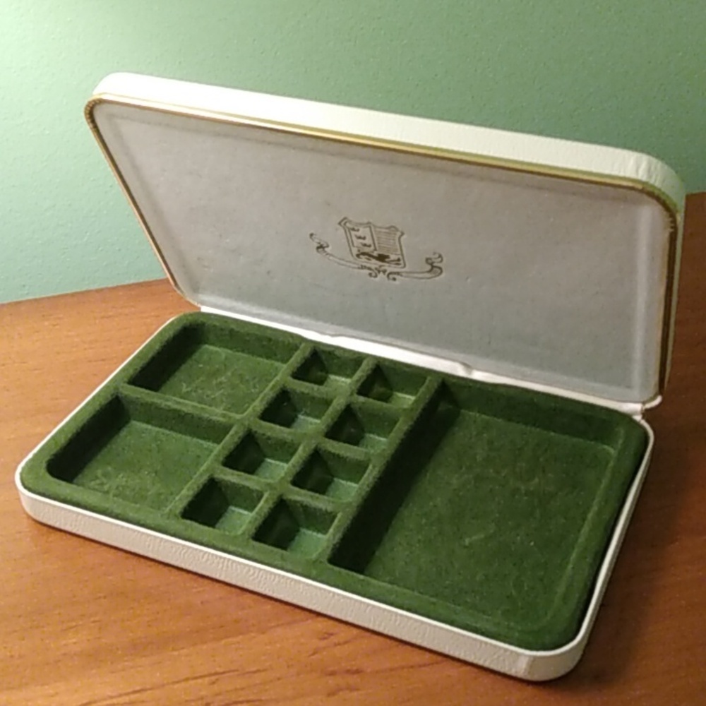 Vintage travel jewelry case hinged